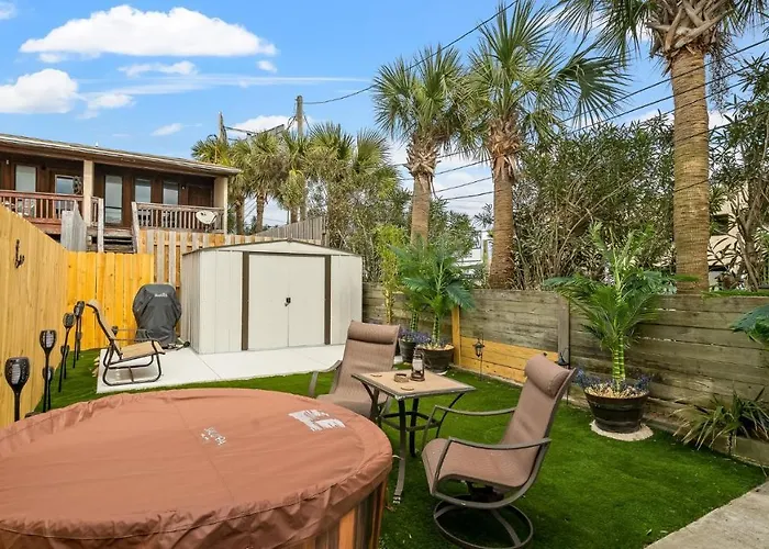 Pet Friendly Townhome With Gulf Views And Hot Tub Right Across From Beach And Schooners
