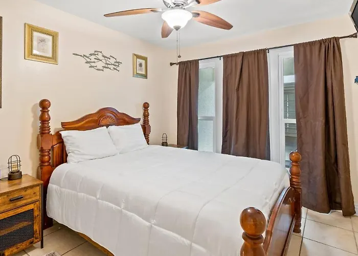 Pet Friendly Townhome With Gulf Views And Hot Tub Right Across From Beach And Schooners